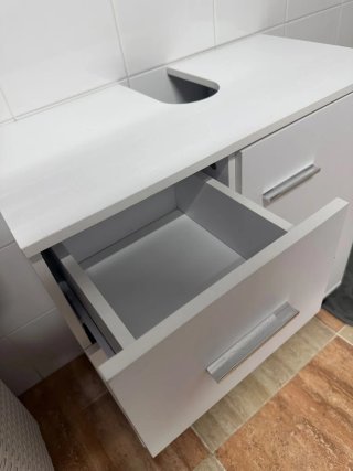 Mueble de baño blanco con cajones
