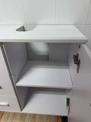 Mueble de baño blanco con cajones