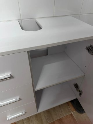 Mueble de baño blanco con cajones