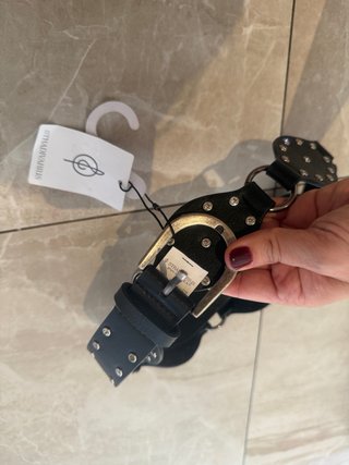 Cintura Stradivarius con borchie e fibbia