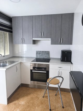 Cocina gris y blanca