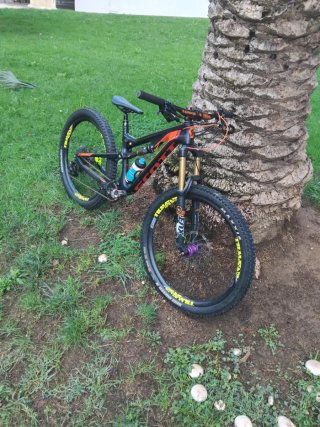 Bicicleta de Montaña Scott Genius . Carbono