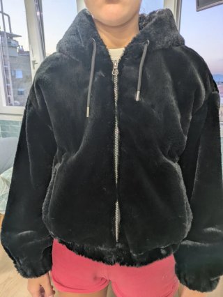 Cazadora de pelo negra con capucha
