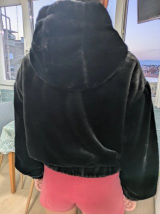 Cazadora de pelo negra con capucha