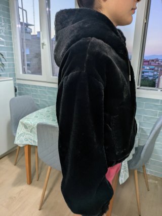 Cazadora de pelo negra con capucha