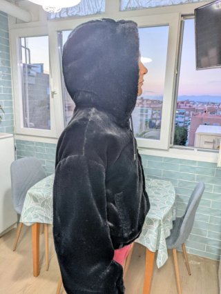 Cazadora de pelo negra con capucha