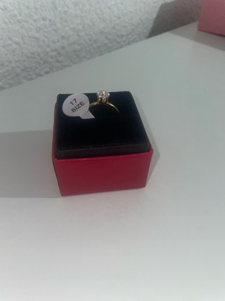 Anillo Dorado con Diamante Blanco