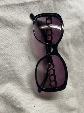 Gafas de Sol Negras con Cadena Dorada