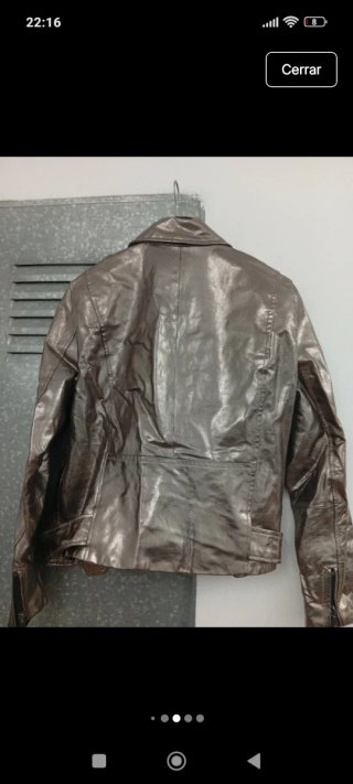 Cazadora efecto piel Zara Talla L