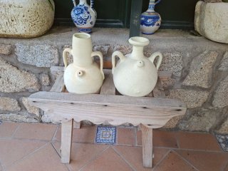 Cantarero de madera con 2 cántaros