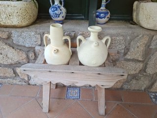 Cantarero de madera con 2 cántaros