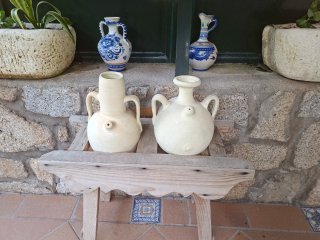 Cantarero de madera con 2 cántaros