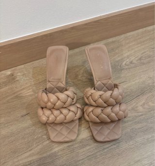 Sandalias tacón trenzadas beige