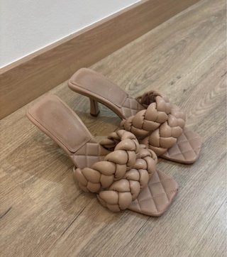 Sandalias tacón trenzadas beige