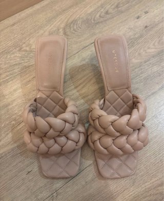 Sandalias tacón trenzadas beige