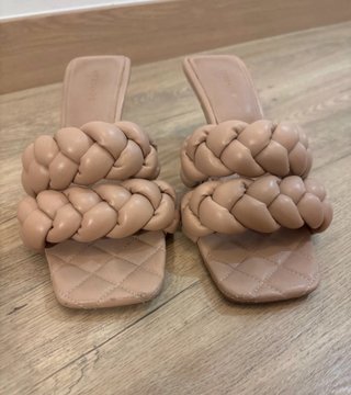 Sandalias tacón trenzadas beige