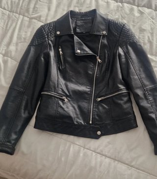 Cazadora de polipiel negra