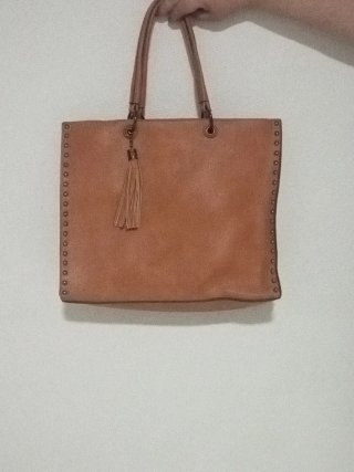 Bolso Tote Marrón con Tachuelas