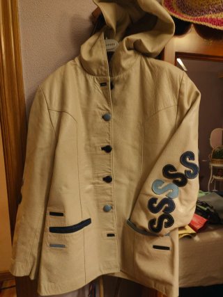 Chaqueta de piel con capucha Marta Lastra