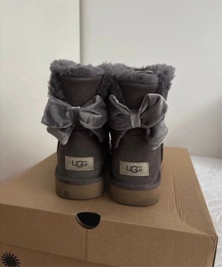 Botas UGG grises con lazo