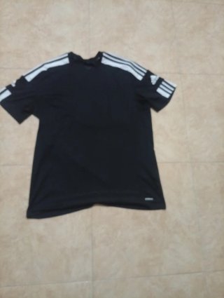 Camiseta Adidas Negra con Rayas Blancas