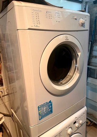 Secadora Indesit IDV75 con poco uso hasta 7 Kgs