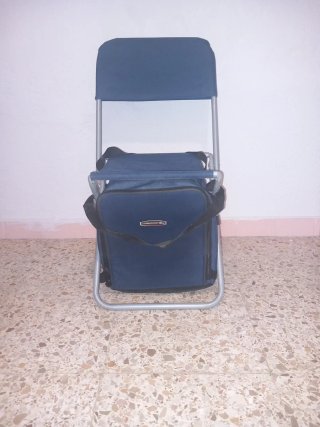 Silla de camping azul con nevera