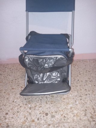 Silla de camping azul con nevera