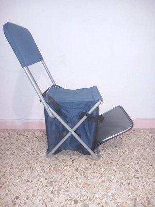 Silla de camping azul con nevera
