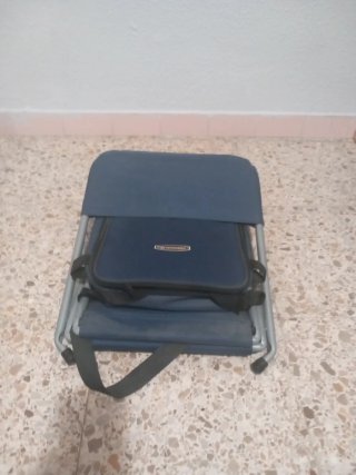 Silla de camping azul con nevera