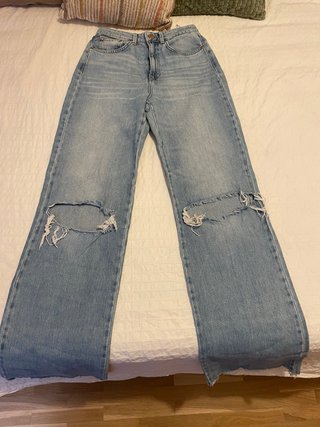 Pantalón Vaquero Azul con Roturas