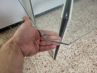 Mesa de cristal y metal