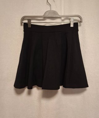 Falda negra de tablas
