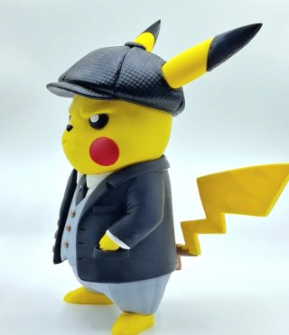 Figura Pikachu Detective Traje y Gorra