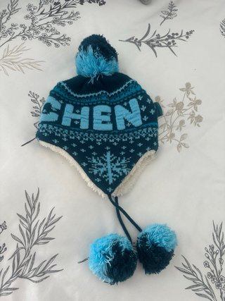 Gorro de lana con pompones