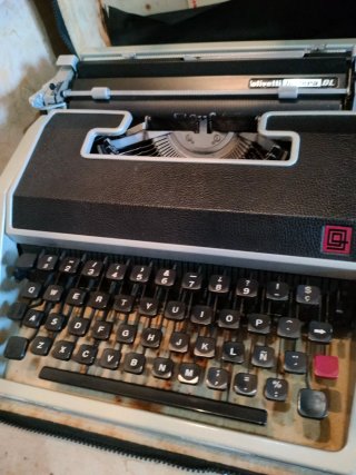 Máquina de escribir Olivetti Lettera DL