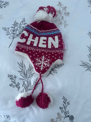 Gorro de lana con pompones