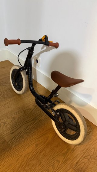 Bici sin pedales negra y marrón