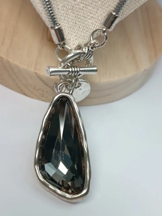 Collar con colgante piedra gris facetada