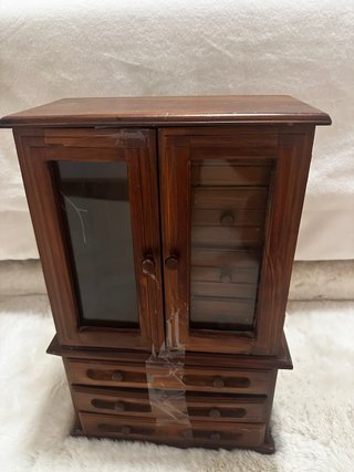Elegante Joyero de madera con cajones y puertas