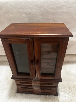 Elegante Joyero de madera con cajones y puertas