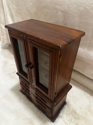 Elegante Joyero de madera con cajones y puertas
