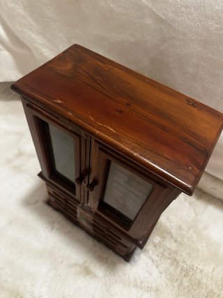 Elegante Joyero de madera con cajones y puertas