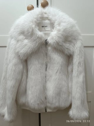 Cazadora pelo STR TEEN( Stradivarius) blanca