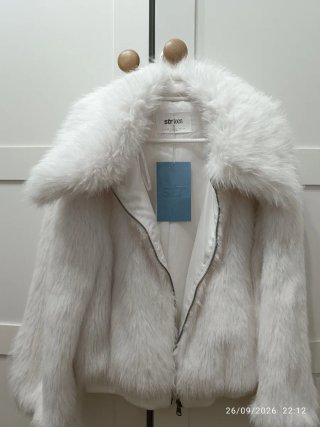 Cazadora pelo STR TEEN( Stradivarius) blanca