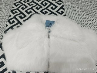 Cazadora pelo STR TEEN( Stradivarius) blanca