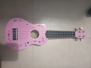 Ukelele Rosa con Decoración de Piedras