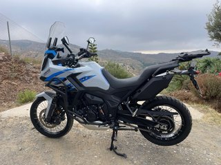 Moto Adventure Blanca y Azul