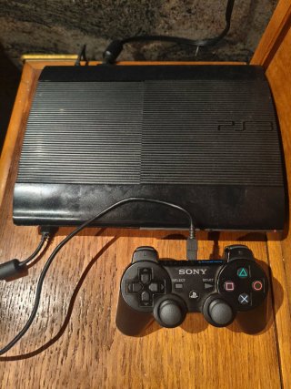 PS3 (PlayStation 3) Super Slim + 1 Mando + 5 Juego