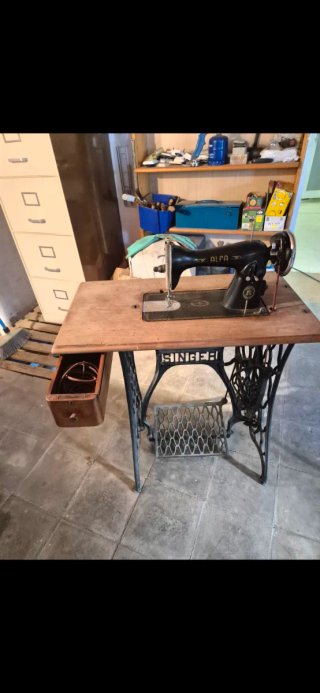 Máquina de coser antigua Alfa SINGER